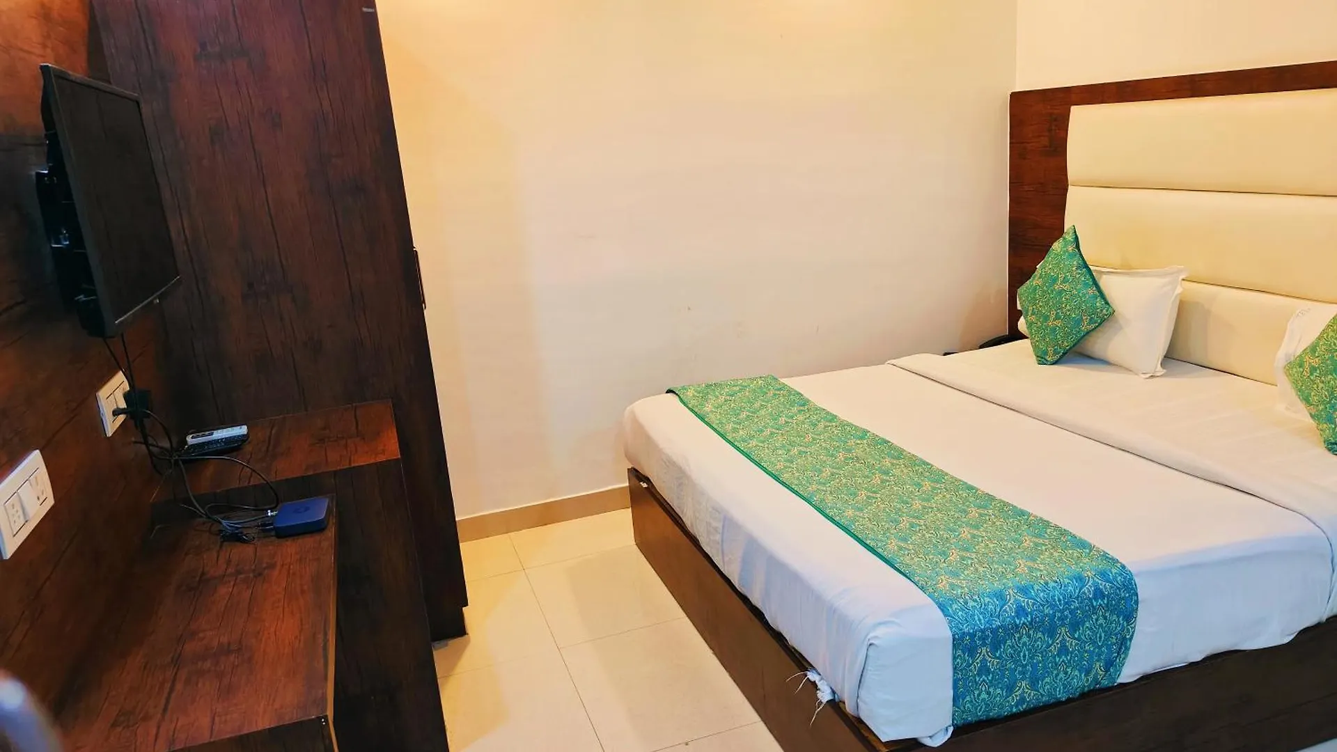 Hotel Vista Ambs Plaza A Family Hotel Near Igi Delhi Airport New Delhi