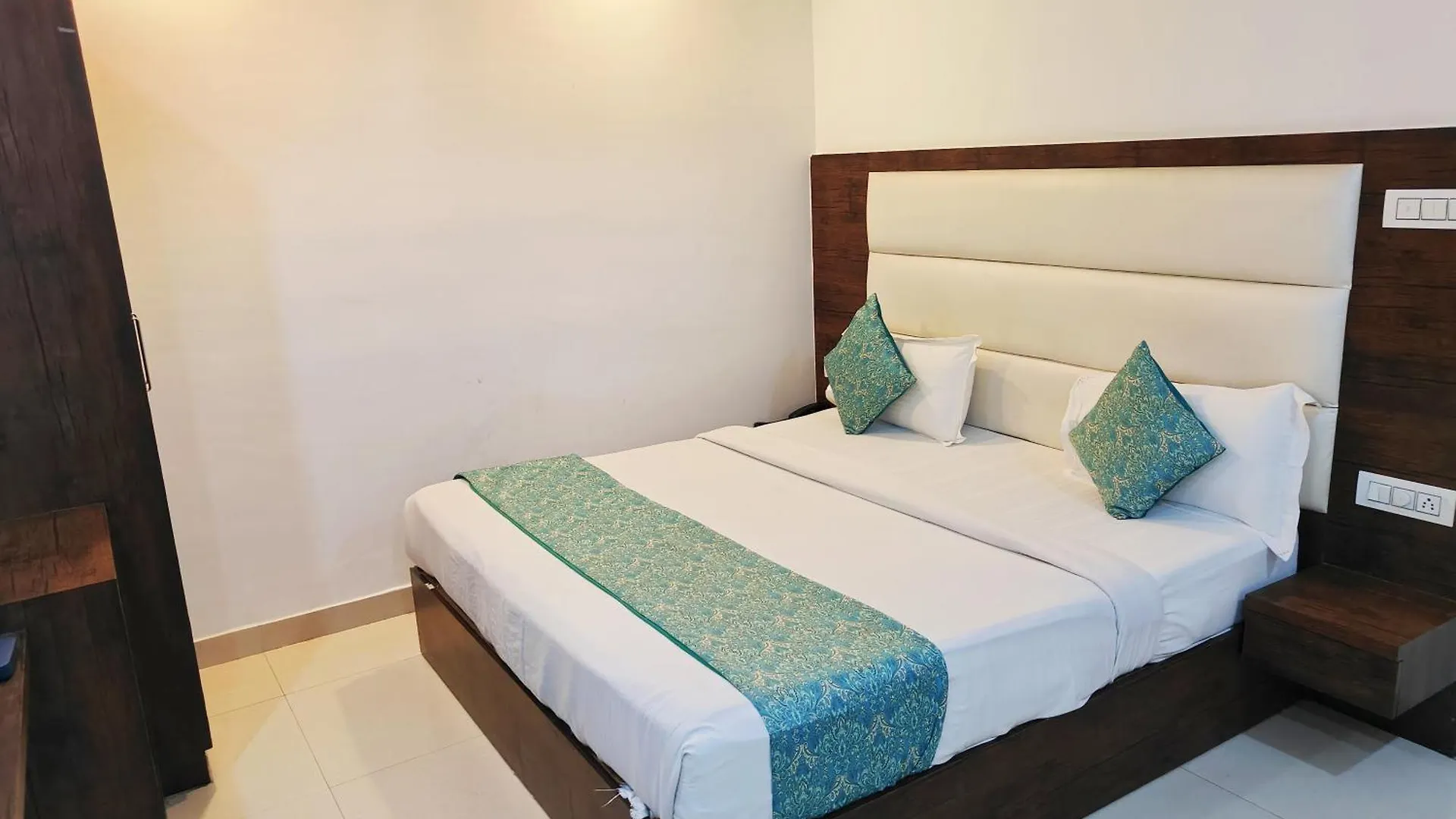 Hotel Vista Ambs Plaza A Family Hotel Near Igi Delhi Airport New Delhi India