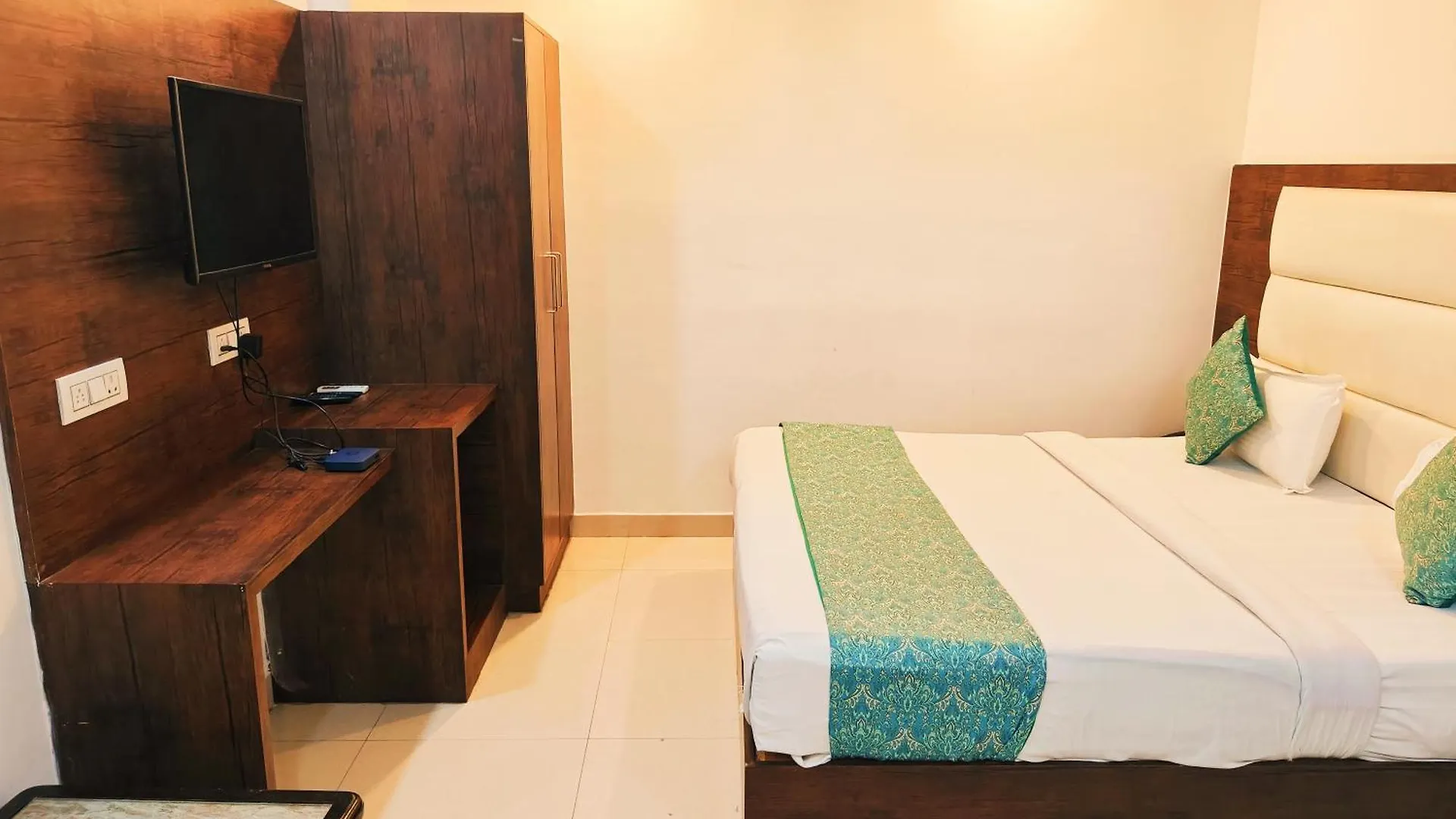Hotel Vista Ambs Plaza A Family Hotel Near Igi Delhi Airport New Delhi 0*,  India