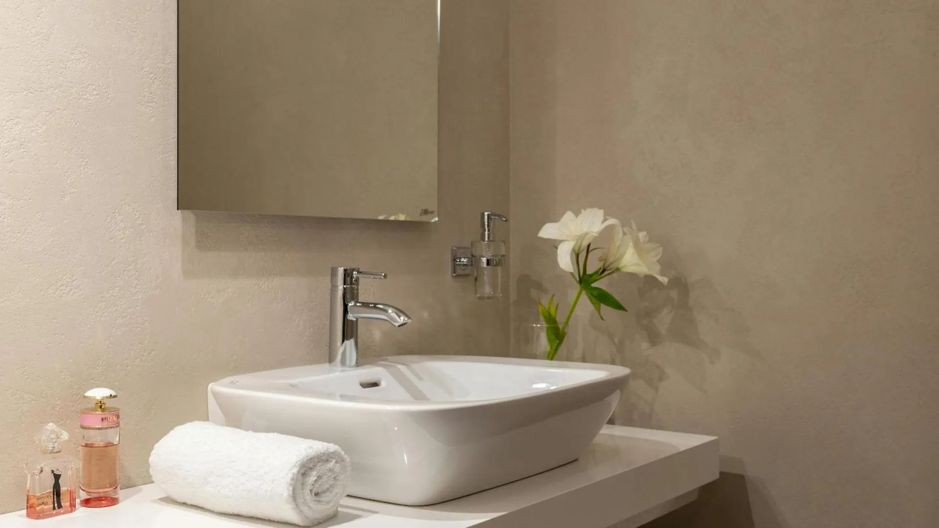 Hotel Vista Ambs Plaza A Family Hotel Near Igi Delhi Airport New Delhi